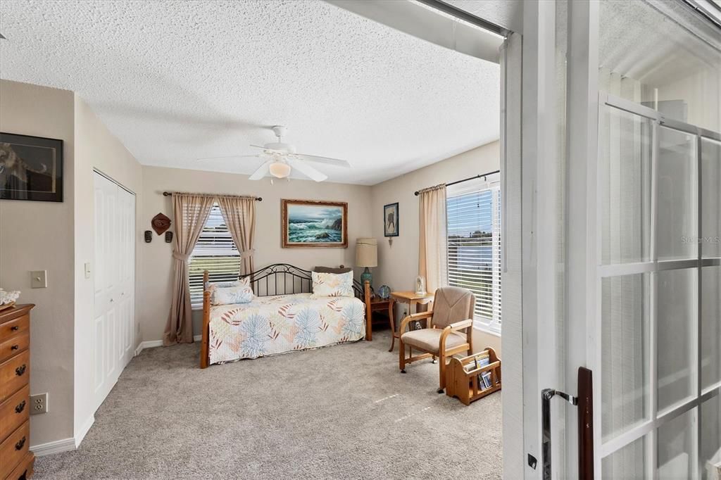 合同活跃: $239,900 (4 贝兹, 2 浴室, 1637 平方英尺)