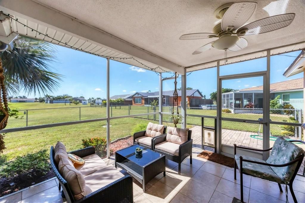 合同活跃: $239,900 (4 贝兹, 2 浴室, 1637 平方英尺)