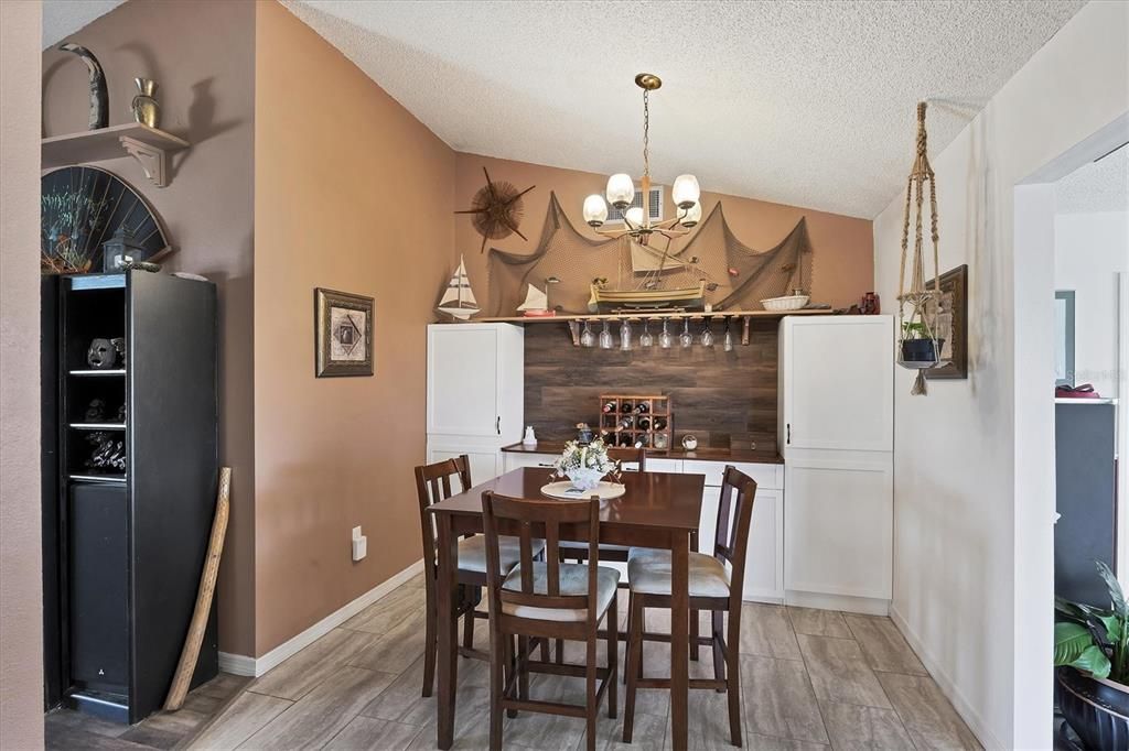 合同活跃: $239,900 (4 贝兹, 2 浴室, 1637 平方英尺)