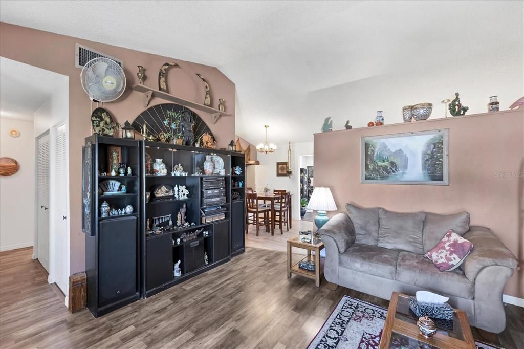 合同活跃: $239,900 (4 贝兹, 2 浴室, 1637 平方英尺)