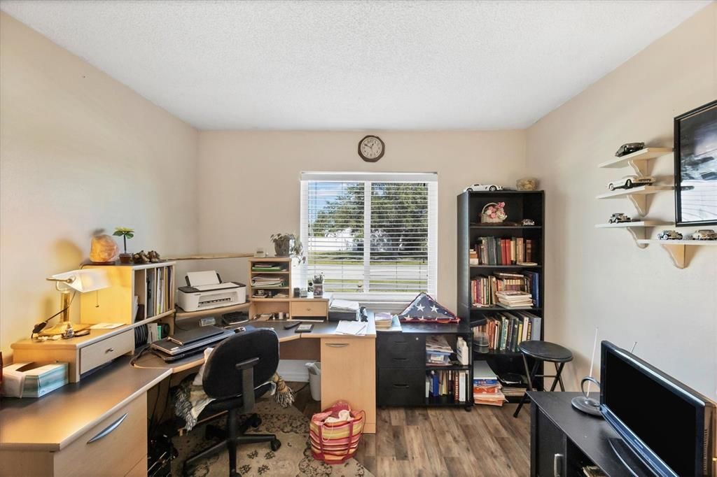 合同活跃: $239,900 (4 贝兹, 2 浴室, 1637 平方英尺)