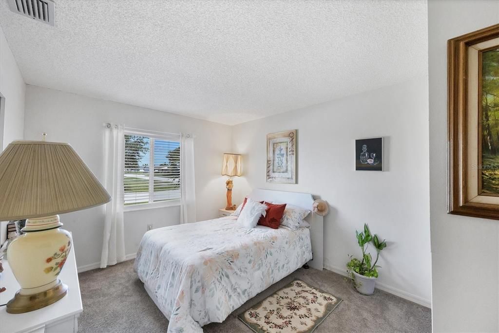 合同活跃: $239,900 (4 贝兹, 2 浴室, 1637 平方英尺)