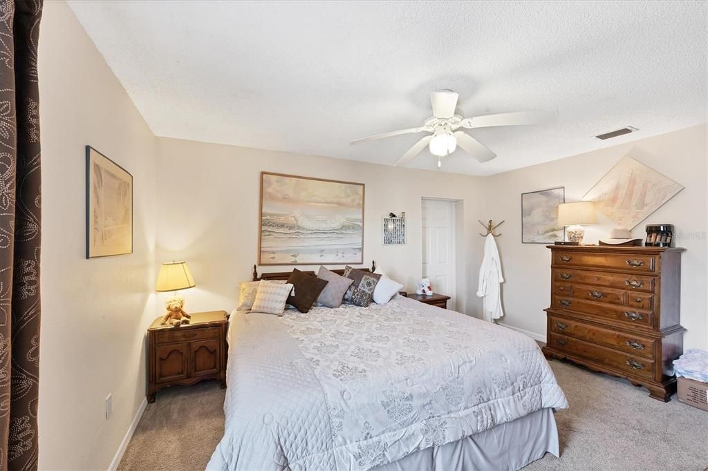 合同活跃: $239,900 (4 贝兹, 2 浴室, 1637 平方英尺)