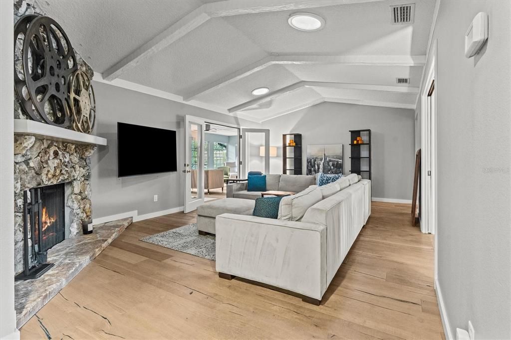 待售: $900,000 (4 贝兹, 2 浴室, 2700 平方英尺)