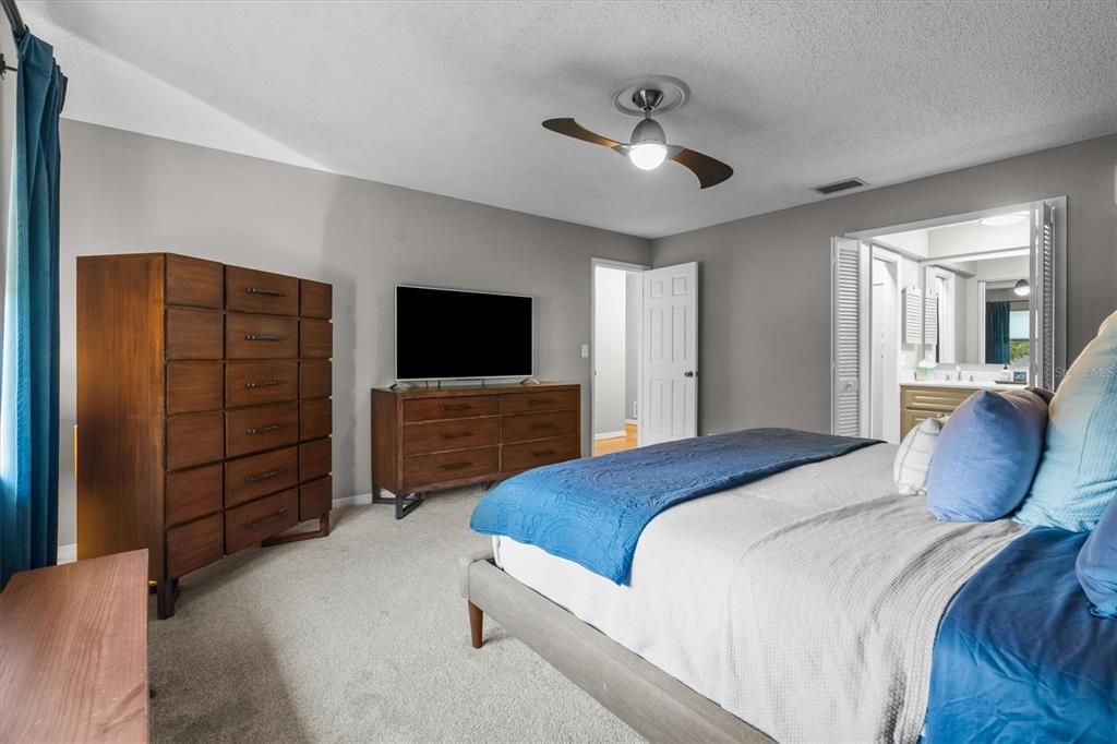 待售: $900,000 (4 贝兹, 2 浴室, 2700 平方英尺)