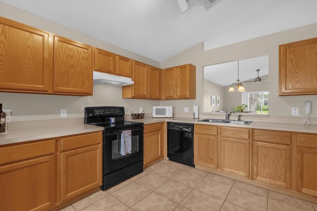 Active With Contract: $345,000 (3 beds, 2 baths, 1260 Square Feet)