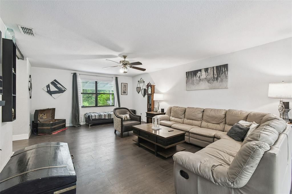 На продажу: $227,000 (2 спален, 2 ванн, 1296 Квадратных фут)