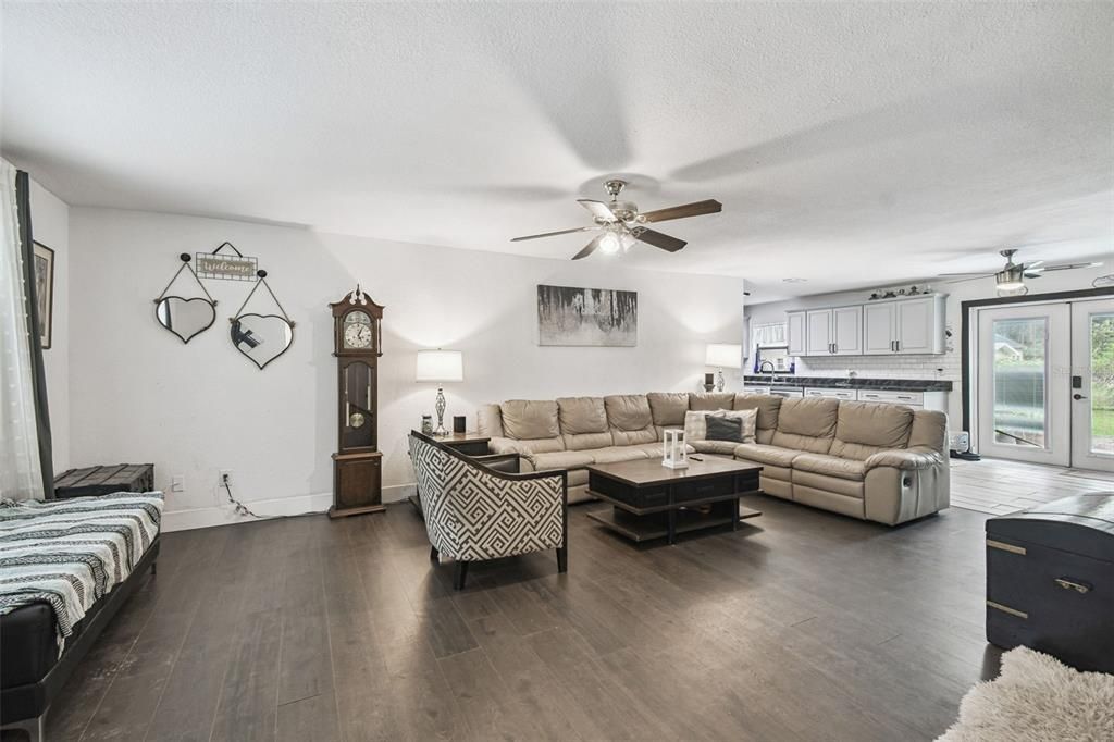 На продажу: $227,000 (2 спален, 2 ванн, 1296 Квадратных фут)