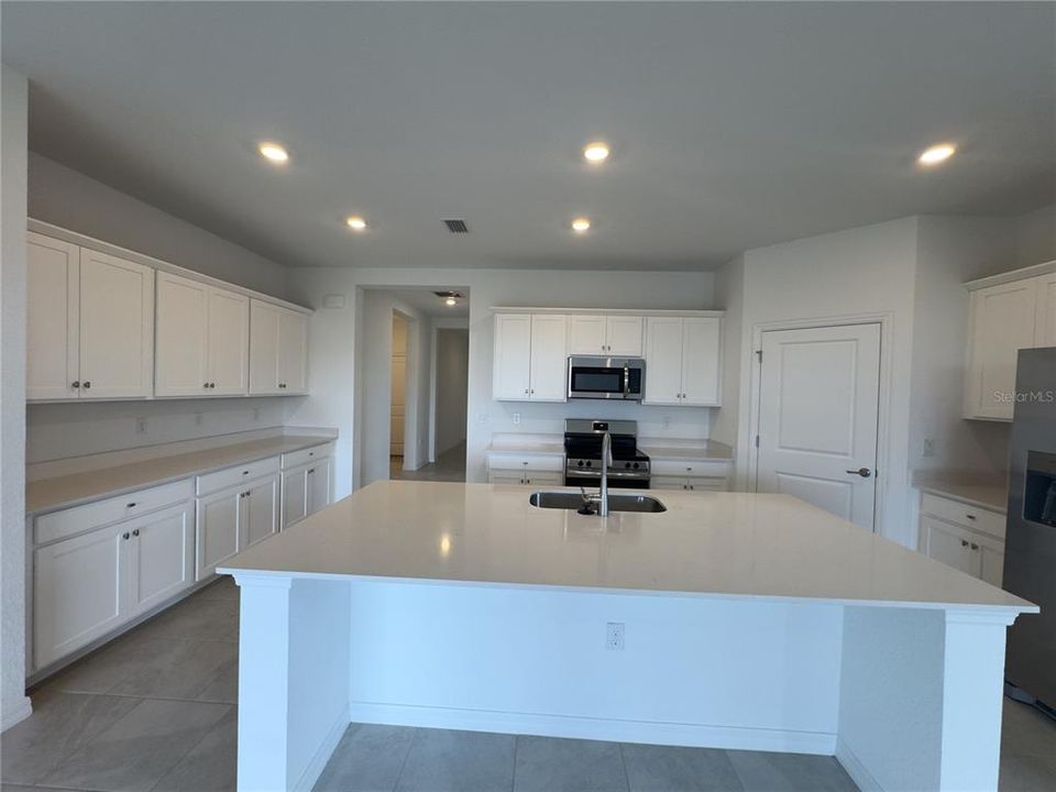 For Sale: $429,000 (3 beds, 3 baths, 2201 Square Feet)