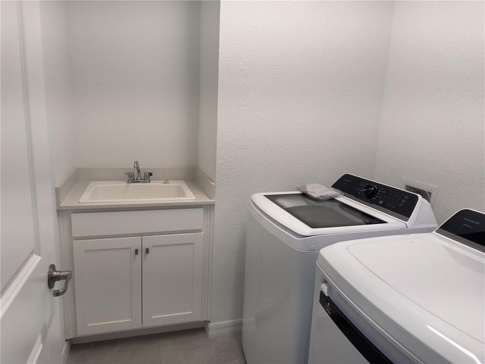 For Sale: $429,000 (3 beds, 3 baths, 2201 Square Feet)