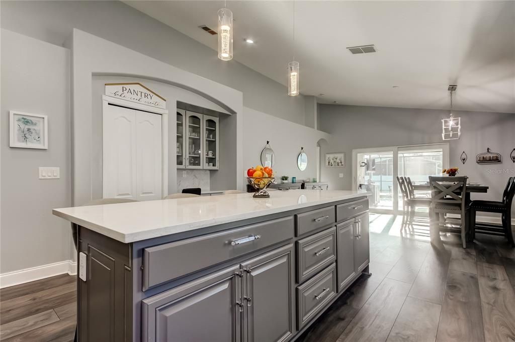 Под контрактом: $639,900 (3 спален, 2 ванн, 2026 Квадратных фут)