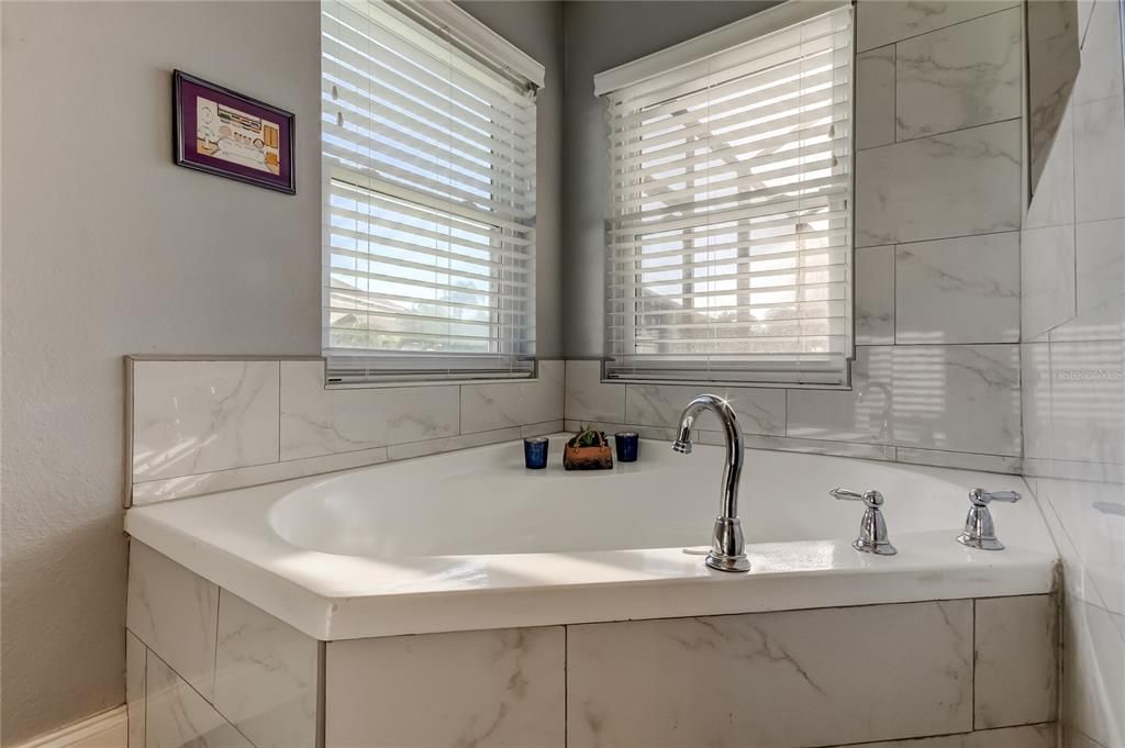 Под контрактом: $639,900 (3 спален, 2 ванн, 2026 Квадратных фут)