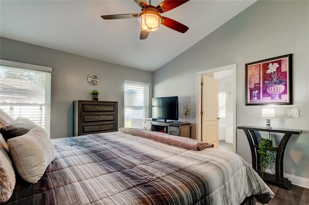 Под контрактом: $639,900 (3 спален, 2 ванн, 2026 Квадратных фут)