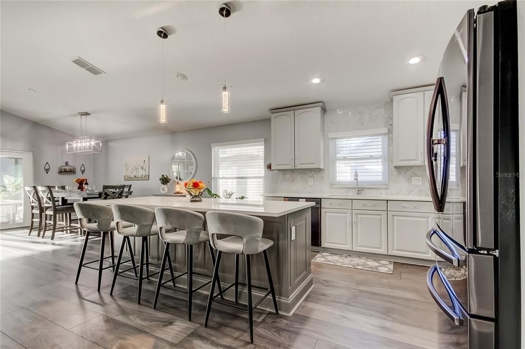 Под контрактом: $639,900 (3 спален, 2 ванн, 2026 Квадратных фут)