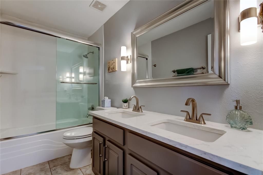 Под контрактом: $639,900 (3 спален, 2 ванн, 2026 Квадратных фут)