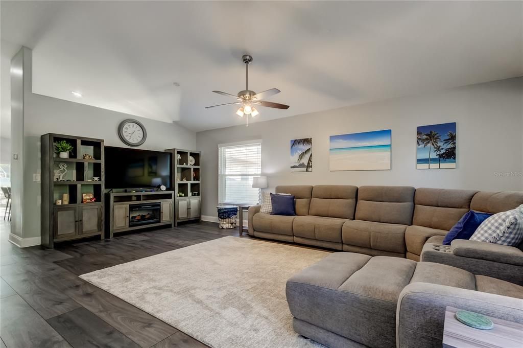 Под контрактом: $639,900 (3 спален, 2 ванн, 2026 Квадратных фут)