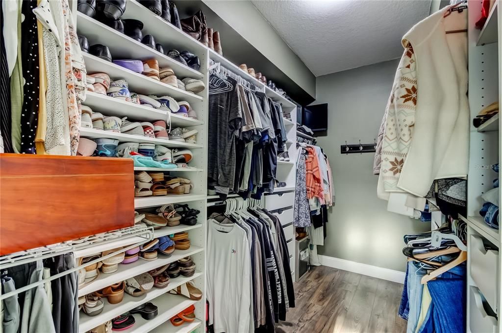 Под контрактом: $639,900 (3 спален, 2 ванн, 2026 Квадратных фут)