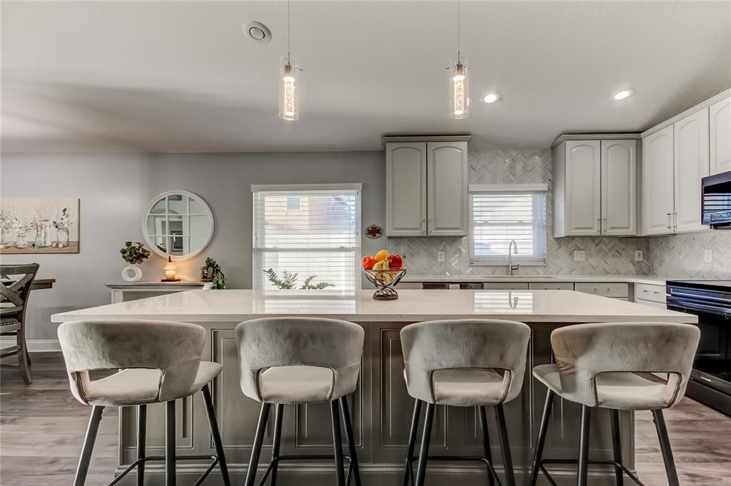 Под контрактом: $639,900 (3 спален, 2 ванн, 2026 Квадратных фут)