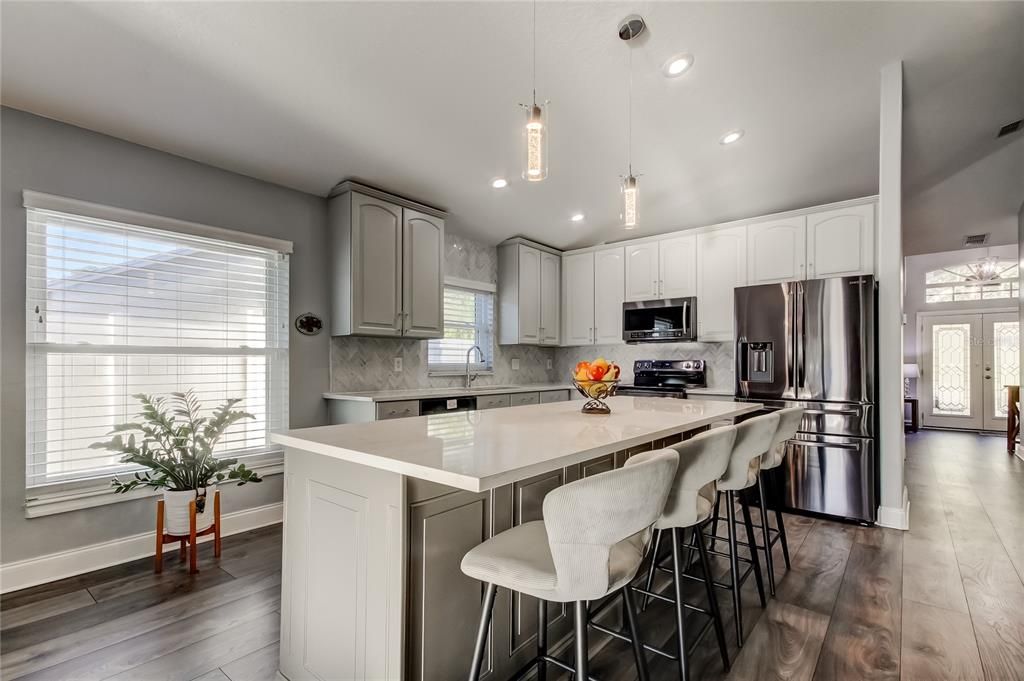 Под контрактом: $639,900 (3 спален, 2 ванн, 2026 Квадратных фут)