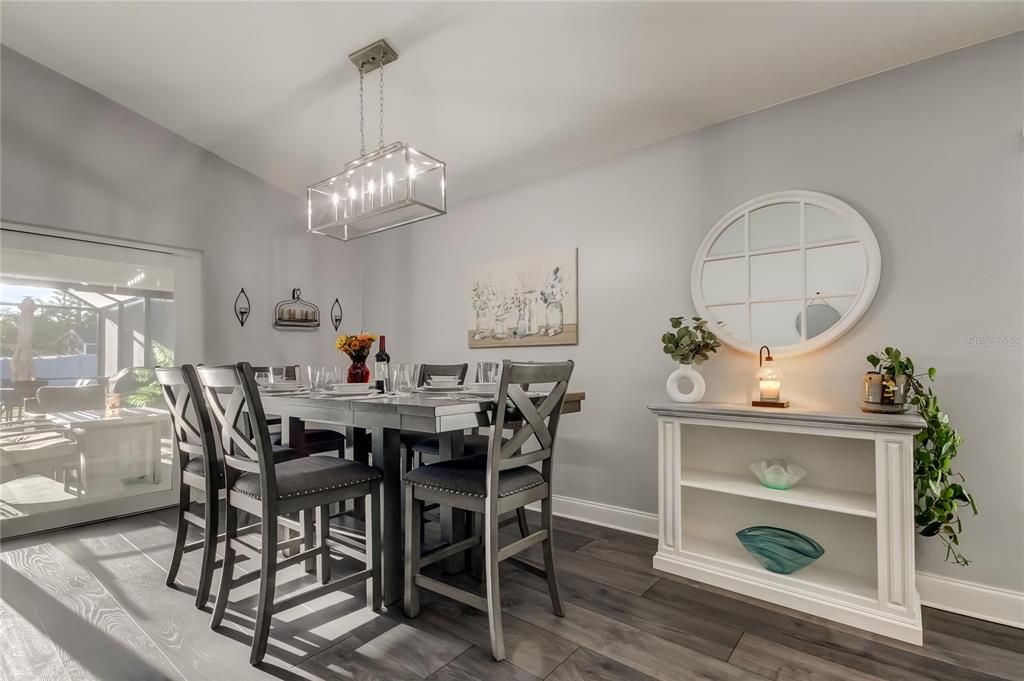 Под контрактом: $639,900 (3 спален, 2 ванн, 2026 Квадратных фут)