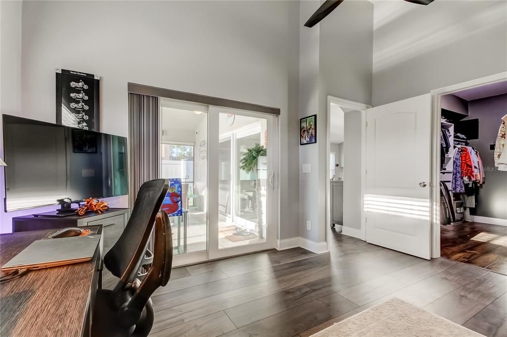 Под контрактом: $639,900 (3 спален, 2 ванн, 2026 Квадратных фут)