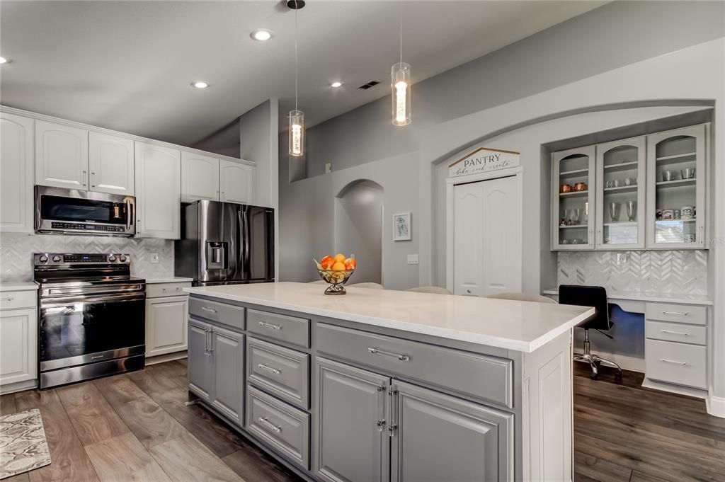 Под контрактом: $639,900 (3 спален, 2 ванн, 2026 Квадратных фут)