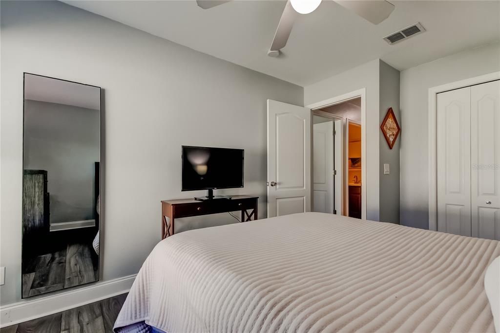 Под контрактом: $639,900 (3 спален, 2 ванн, 2026 Квадратных фут)