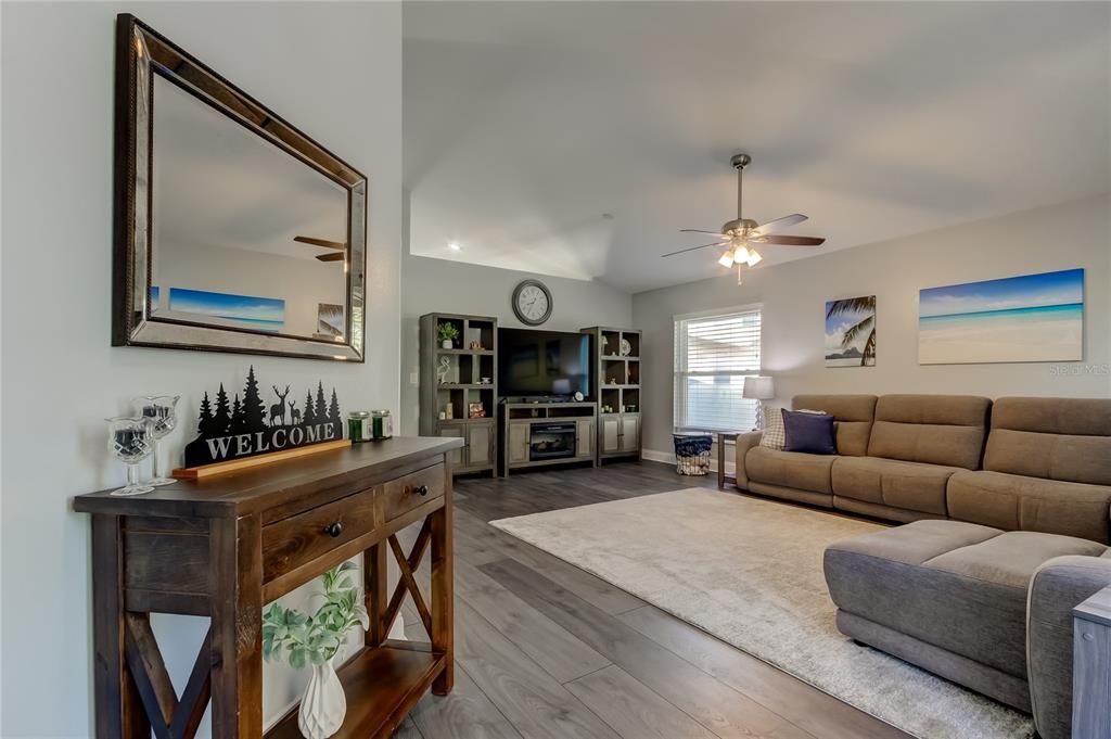 Под контрактом: $639,900 (3 спален, 2 ванн, 2026 Квадратных фут)