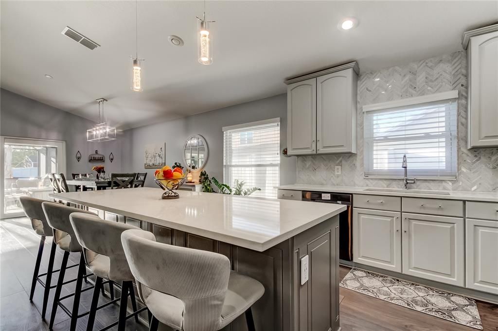 Под контрактом: $639,900 (3 спален, 2 ванн, 2026 Квадратных фут)