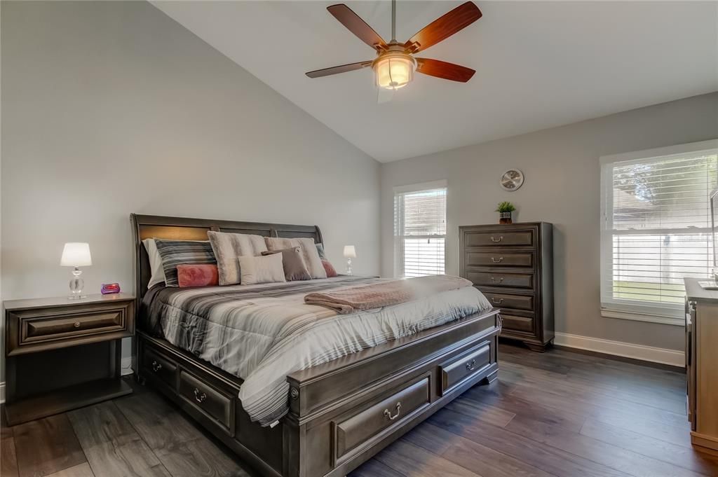 Под контрактом: $639,900 (3 спален, 2 ванн, 2026 Квадратных фут)