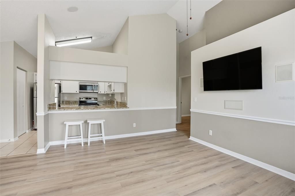 На продажу: $299,000 (2 спален, 2 ванн, 787 Квадратных фут)