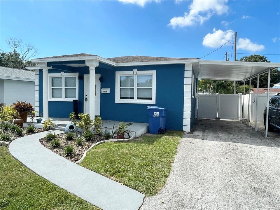 For Rent: $2,400 (2 beds, 1 baths, 940 Square Feet)