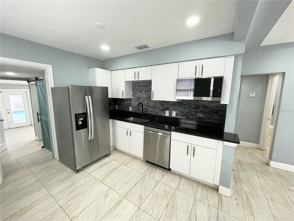 For Rent: $2,400 (2 beds, 1 baths, 940 Square Feet)