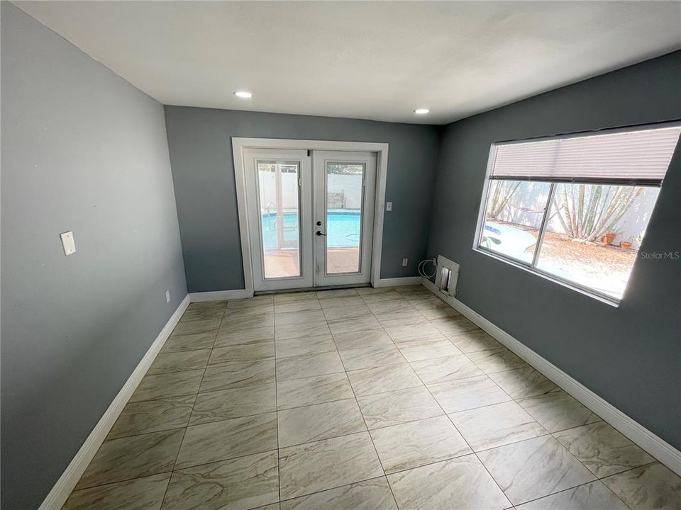 For Rent: $2,400 (2 beds, 1 baths, 940 Square Feet)