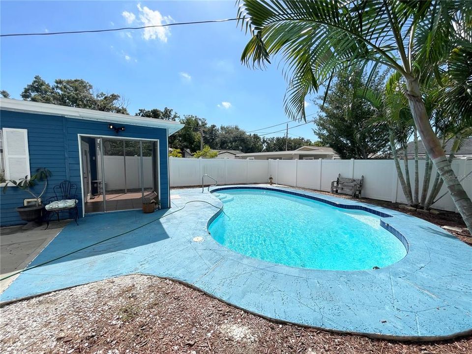 For Rent: $2,400 (2 beds, 1 baths, 940 Square Feet)