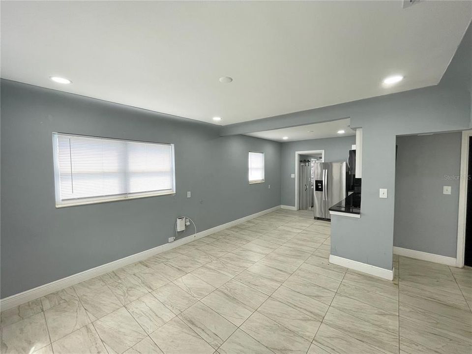 For Rent: $2,400 (2 beds, 1 baths, 940 Square Feet)