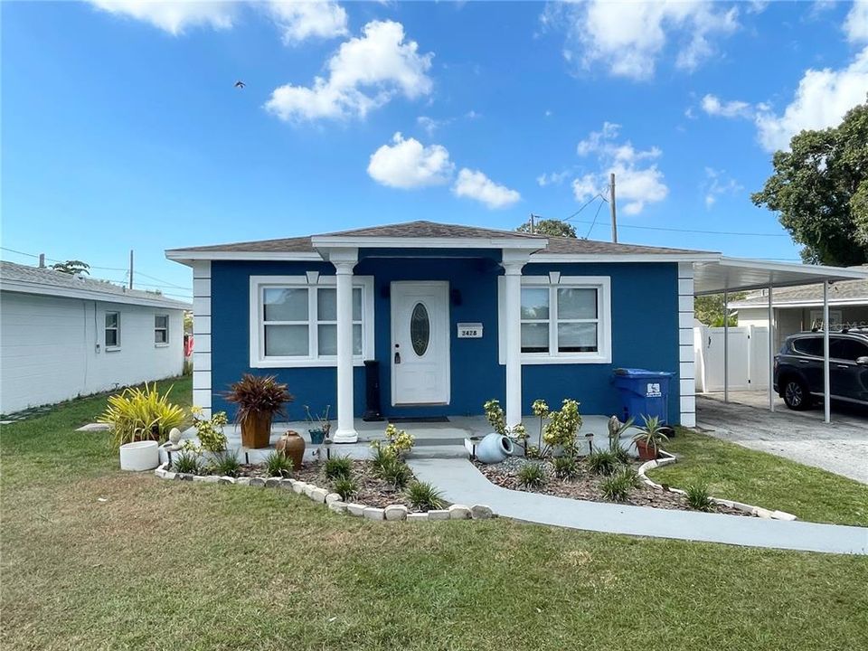 For Rent: $2,400 (2 beds, 1 baths, 940 Square Feet)