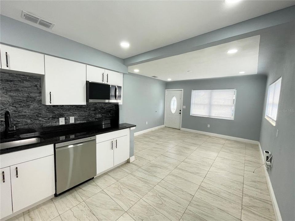 For Rent: $2,400 (2 beds, 1 baths, 940 Square Feet)