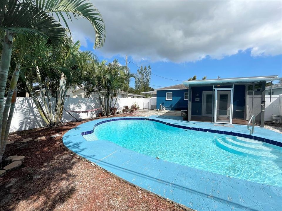 For Rent: $2,400 (2 beds, 1 baths, 940 Square Feet)