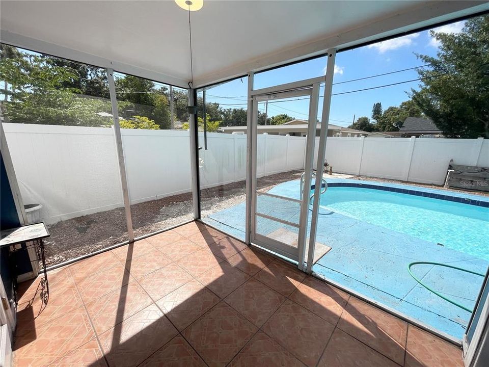 For Rent: $2,400 (2 beds, 1 baths, 940 Square Feet)