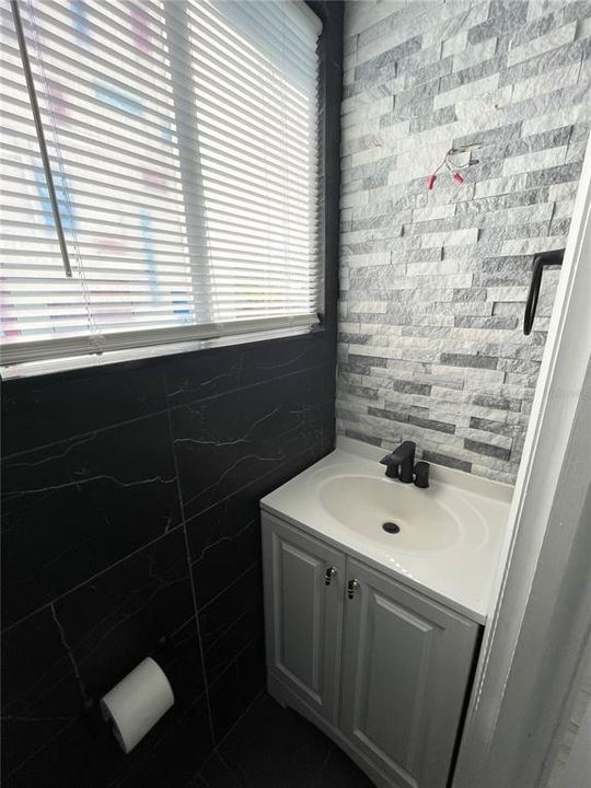 For Rent: $2,400 (2 beds, 1 baths, 940 Square Feet)