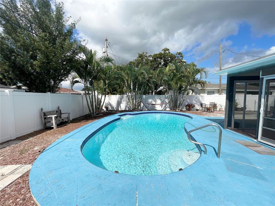 For Rent: $2,400 (2 beds, 1 baths, 940 Square Feet)