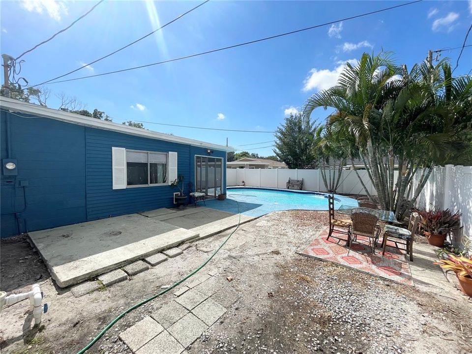 For Rent: $2,400 (2 beds, 1 baths, 940 Square Feet)