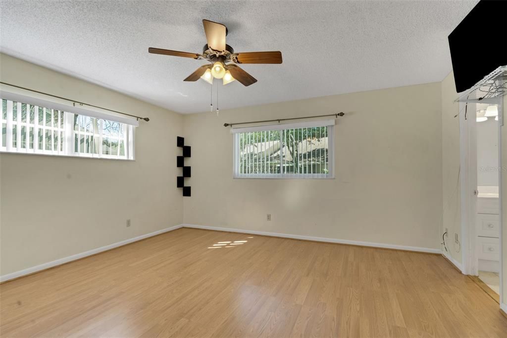 待售: $140,000 (2 贝兹, 2 浴室, 1369 平方英尺)