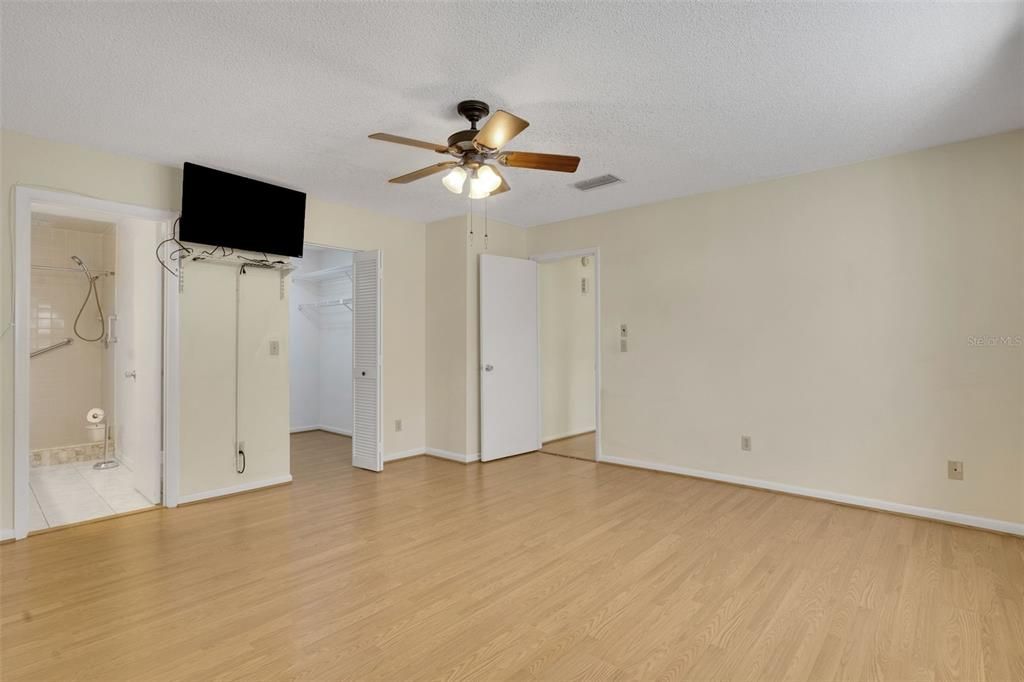 待售: $140,000 (2 贝兹, 2 浴室, 1369 平方英尺)