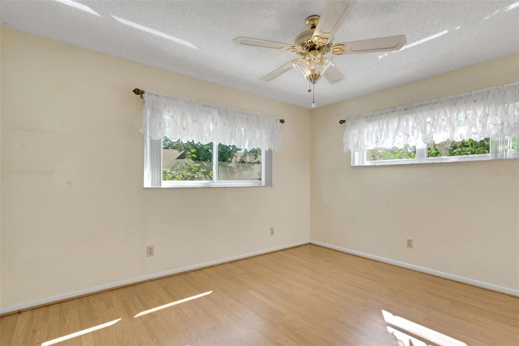 待售: $140,000 (2 贝兹, 2 浴室, 1369 平方英尺)