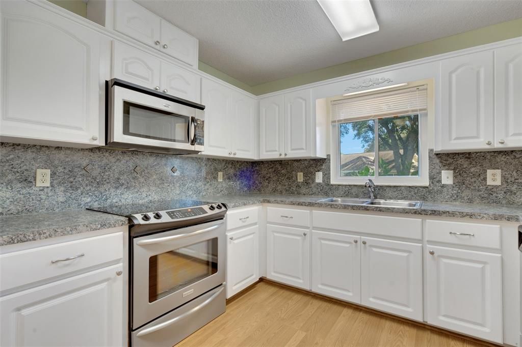 待售: $140,000 (2 贝兹, 2 浴室, 1369 平方英尺)