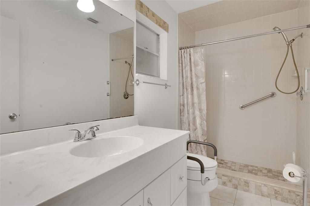 待售: $140,000 (2 贝兹, 2 浴室, 1369 平方英尺)