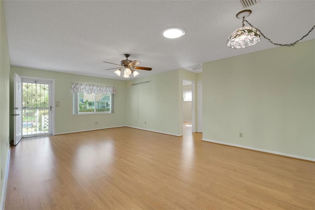 待售: $140,000 (2 贝兹, 2 浴室, 1369 平方英尺)