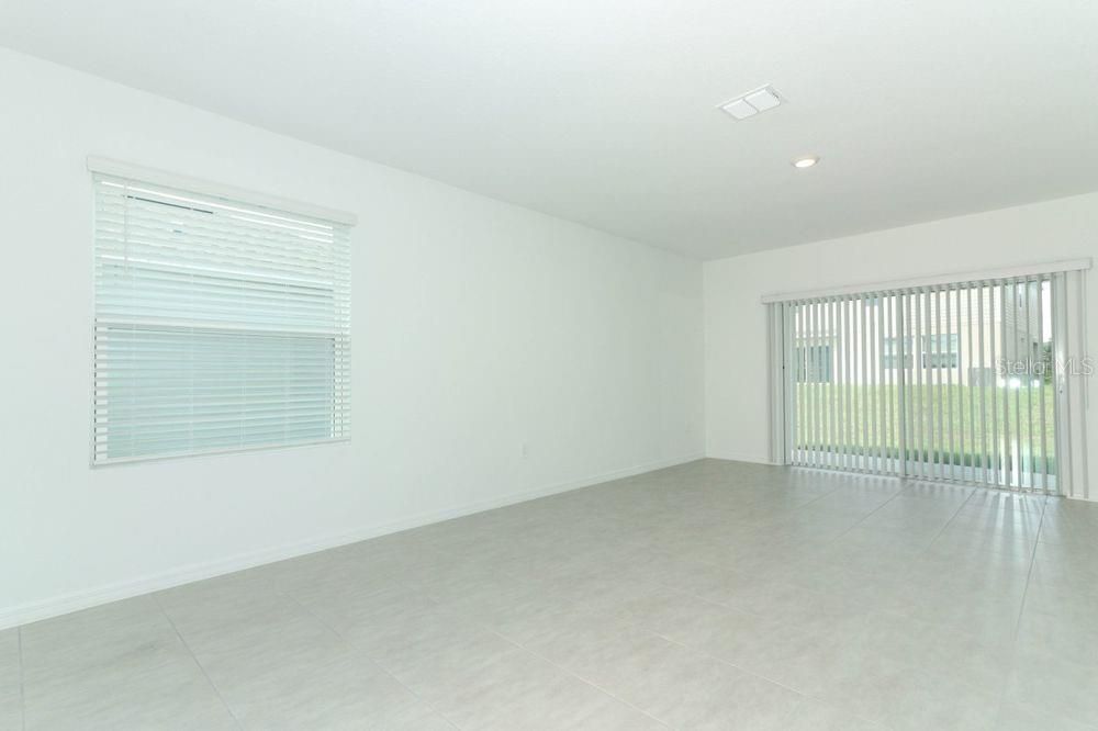 Active With Contract: $317,579 (3 beds, 2 baths, 1603 Square Feet)